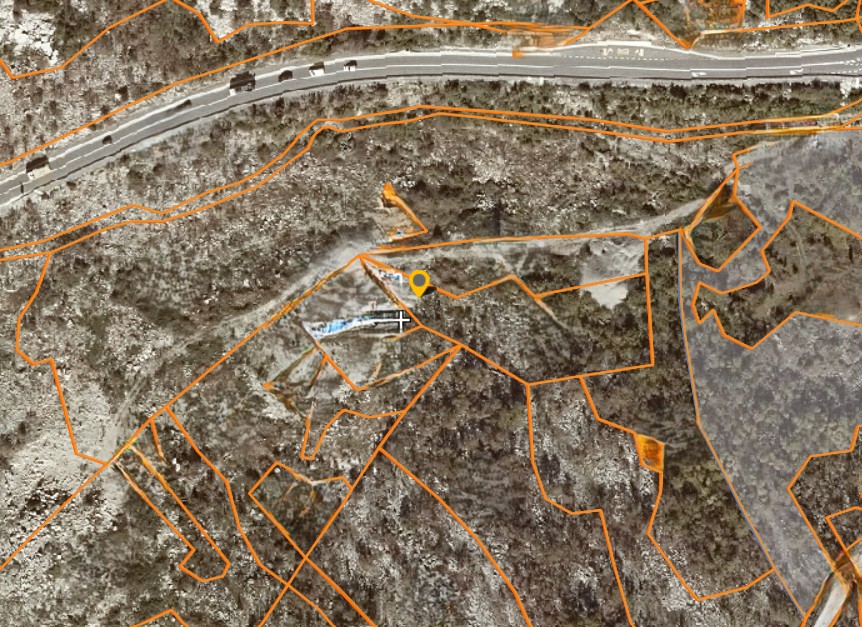 Prodaje se zemljište na atraktivnoj lokaciji pored magistralnog puta PG - CT, sa mogućom gradnjom. 